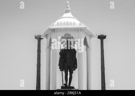 Eine Bronzestatue von Mahatma Gandhi in der französischen Kolonialstadt Pondicherry, Indien Stockfoto