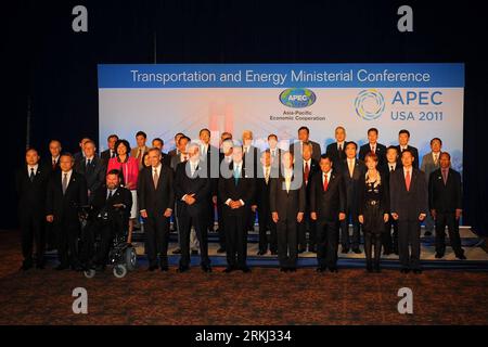 Bildnummer: 55963371  Datum: 13.09.2011  Copyright: imago/Xinhua (110914) -- SAN FRANCISCO, Sept. 14, 2011 (Xinhua) -- Delegates to the Transportation and Energy Ministerial Conference, part of the Third Asia and Pacific Economic Conference (APEC) Senior Officials Meeting and Related Meetings (SOM 3), have a group photo taken in San Francisco, the United States, Sept. 13, 2011. Delegates from the 21 member economies gathered here on Tuesday for consultations in preparation for the APEC Economic Leaders Meeting scheduled in Honolulu, Hawaii, in November. (Xinhua/Liu Yilin) U.S.-SAN FRANCISCO-AP Stock Photo