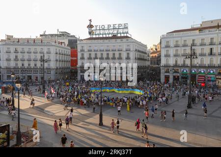 Madrid, Spanien. August 2023. Die Demonstranten versammeln sich während der Kundgebung in Puerta del Sol. Die Ukrainer, die in Spanien abreisen, feiern den Unabhängigkeitstag in der Ukraine, und der 24. August markierte die 18 Monate der russischen Invasion in die Ukraine. (Foto: David Canales/SOPA Images/SIPA USA) Credit: SIPA USA/Alamy Live News Stockfoto