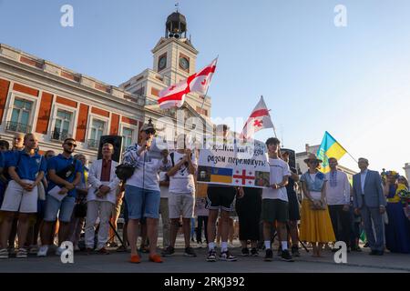 Madrid, Spain. 24th Aug, 2023. A group of Ukrainian and Georgian protesters hold flags of both countries in front of the headquarters of the Community of Madrid during the rally. Ukrainians leaving in Spain celebrate the Independence Day in Ukraine and 24th of August marked the 18 months of Russian invasion into Ukraine. (Photo by David Canales/SOPA Images/Sipa USA) Credit: Sipa USA/Alamy Live News Stockfoto