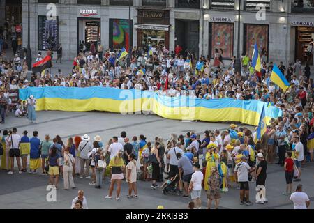 Madrid, Spain. 24th Aug, 2023. Protesters gather with flags during the rally. Ukrainians leaving in Spain celebrate the Independence Day in Ukraine and 24th of August marked the 18 months of Russian invasion into Ukraine. (Photo by David Canales/SOPA Images/Sipa USA) Credit: Sipa USA/Alamy Live News Stockfoto
