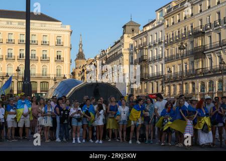 Madrid, Spain. 24th Aug, 2023. Protesters hold flags during the rally. Ukrainians leaving in Spain celebrate the Independence Day in Ukraine and 24th of August marked the 18 months of Russian invasion into Ukraine. (Credit Image: © David Canales/SOPA Images via ZUMA Press Wire) EDITORIAL USAGE ONLY! Not for Commercial USAGE! Stockfoto