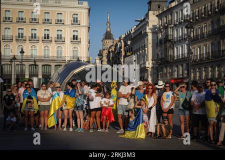Madrid, Spanien. August 2023. Die Demonstranten versammeln sich während der Kundgebung. Die Ukrainer, die in Spanien abreisen, feiern den Unabhängigkeitstag in der Ukraine, und der 24. August markierte die 18 Monate der russischen Invasion in die Ukraine. (Credit Image: © David Canales/SOPA Images via ZUMA Press Wire) NUR REDAKTIONELLE VERWENDUNG! Nicht für kommerzielle ZWECKE! Stockfoto