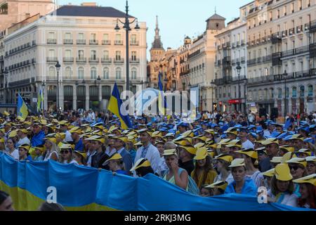 Madrid, Spanien. August 2023. Demonstranten sahen sich während der Kundgebung in Puerta del Sol versammeln. Die Ukrainer, die in Spanien abreisen, feiern den Unabhängigkeitstag in der Ukraine, und der 24. August markierte die 18 Monate der russischen Invasion in die Ukraine. (Credit Image: © David Canales/SOPA Images via ZUMA Press Wire) NUR REDAKTIONELLE VERWENDUNG! Nicht für kommerzielle ZWECKE! Stockfoto