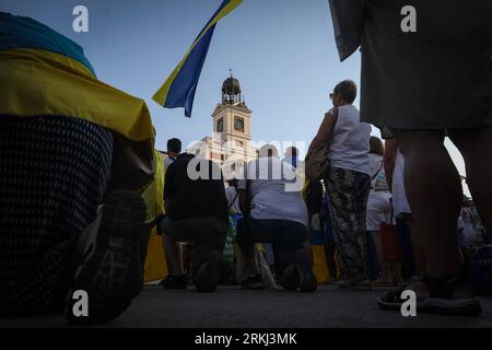 Madrid, Spain. 24th Aug, 2023. A group of Ukrainian protesters seen in front of the headquarters of the Community of Madrid during the rally. Ukrainians leaving in Spain celebrate the Independence Day in Ukraine and 24th of August marked the 18 months of Russian invasion into Ukraine. (Credit Image: © David Canales/SOPA Images via ZUMA Press Wire) EDITORIAL USAGE ONLY! Not for Commercial USAGE! Stockfoto