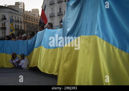 Madrid, Spanien. August 2023. Die Demonstranten halten während der Kundgebung die ukrainische Flagge. Die Ukrainer, die in Spanien abreisen, feiern den Unabhängigkeitstag in der Ukraine, und der 24. August markierte die 18 Monate der russischen Invasion in die Ukraine. (Foto: David Canales/SOPA Images/SIPA USA) Credit: SIPA USA/Alamy Live News Stockfoto