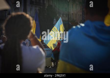 Madrid, Spanien. August 2023. Die Demonstranten nehmen an der Kundgebung Teil. Die Ukrainer, die in Spanien abreisen, feiern den Unabhängigkeitstag in der Ukraine, und der 24. August markierte die 18 Monate der russischen Invasion in die Ukraine. (Foto: David Canales/SOPA Images/SIPA USA) Credit: SIPA USA/Alamy Live News Stockfoto