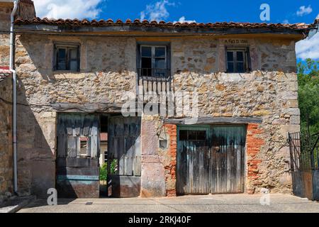 Europa, Spanien, Kastilien und León, Olleros de Pisuerga, alte Steinscheune neben der Kirche Santa Maria auf der Calle Mayor Ollé Stockfoto