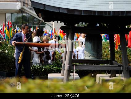 Bildnummer: 55981923  Datum: 15.09.2011  Copyright: imago/Xinhua (110915) -- NEW YORK, Sept. 15, 2011 (Xinhua) -- UN Secretary General Ban Ki-moon strikes the peace bell at the UN headquarters in New York, the United States, Sept. 15, 2011. A tolling ceremony was held here Thursday to commemorate the upcoming 30th International Day of Peace which falls on Sept. 21, 2011. (Xinhua/Shen Hong) (lyx) U.S.-UN-INTERNATIONAL DAY OF PEACE-COMMEMORATION PUBLICATIONxNOTxINxCHN People Politik Glocke Friedensglocke x0x xtm premiumd 2011 quer      55981923 Date 15 09 2011 Copyright Imago XINHUA  New York Se Stock Photo