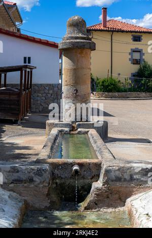 Europa, Spanien, Kastilien und León, Olleros de Pisuerga, alter Wasserbrunnen an der Calle Mayor Ollé Stockfoto