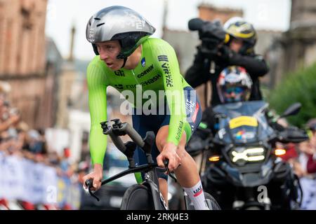 Tadej Pogačar reitet im Elite Men's Individual Time Trial bei den Weltmeisterschaften in Glasgow, Schottland Stockfoto