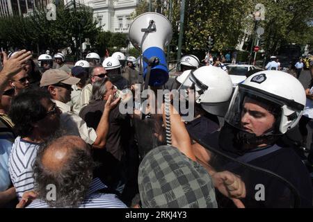 Bildnummer: 55985678 Datum: 15.09.2011 Copyright: imago/Xinhua (110915) -- ATHEN, 15. September 2011 (Xinhua) -- griechische Journalisten stoßen bei einem Protest im Zentrum Athens, der Hauptstadt Griechenlands, am 15. September 2011 auf Anti-Aufruhr-Polizisten. Tausende von griechischen staatlichen Fernseh- und Rundfunkpersonal demonstrierten in Athen gegen einen neuen Plan, einen der drei öffentlich-rechtlichen Fernsehsender zu schließen und die Zahl der Beschäftigten durch ein Reservearbeitspaket um 10 Prozent zu senken. (Xinhua/Marios Lolos) GRIECHENLAND-JOURNALISTEN-PROTEST PUBLICATIONxNOTxINxCHN Gesellschaft Politik Demo Protest Unruh Stockfoto