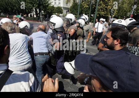 Bildnummer: 55985679  Datum: 15.09.2011  Copyright: imago/Xinhua (110915) -- ATHENS, Sept. 15, 2011 (Xinhua) -- Greek journalists clash with anti-riot police during a protest in central Athens, capital of Greece, on Sept. 15, 2011. Thousands of Greek state television and radio personnel held a demonstration in Athens, protesting against a new plan to close down one of the three public television channels and slash the number of employees by 10 percent through a reserve labor program. (Xinhua/Marios Lolos) GREECE-JOURNALISTS-PROTEST PUBLICATIONxNOTxINxCHN Gesellschaft Politik Demo Protest Unruh Stock Photo