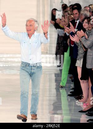 (110915) -- NEW YORK, Sept. 15, 2011 (Xinhua) -- Ralph Lauren greets the audience after his show during the Spring 2012 Mercedes-Benz Fashion Week in New York, the United States, on Sept. 15, 2011. (Xinhua/Wu Jingdan) (CORRECTION)US-NEW YORK-FASHION WEEK-RALPH LAUREN PUBLICATIONxNOTxINxCHN   110915 New York Sept 15 2011 XINHUA Ralph Lauren greets The audience After His Show during The Spring 2012 Mercedes Benz Fashion Week in New York The United States ON Sept 15 2011 XINHUA Wu Jingdan Correction U.S. New York Fashion Week Ralph Lauren PUBLICATIONxNOTxINxCHN Stock Photo