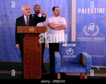 Bildnummer: 55990705  Datum: 15.09.2011  Copyright: imago/Xinhua (110915) -- NEW YORK, Sept. 15, 2011 (Xinhua) -- Riyad Mansour (1st L), the Palestinian permanent observer to the United Nations, speaks at a press conference at the UN headquarters in New York, the United States, Sept. 15, 2011. Mansour said here on Thursday that we will make the final decision soon on how to proceed with the efforts to seek the UN recognition of its statehood and Palestinian President will announce the final decision. (Xinhua/Shen Hong) UNITED NATIONS-PALESTINE-STATEHOOD PUBLICATIONxNOTxINxCHN People Politik An Stock Photo