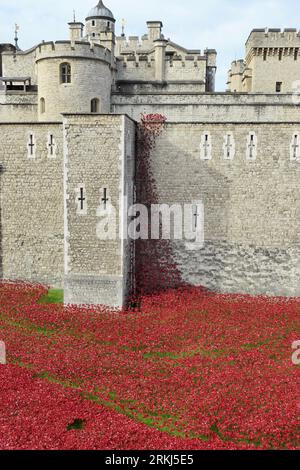 London, Großbritannien. Der Tower of London Moat füllte sich mit Keramik-Mohnblumen, einer Kunstinstallation namens Blood Swept Lands and Seas of Red. Stockfoto