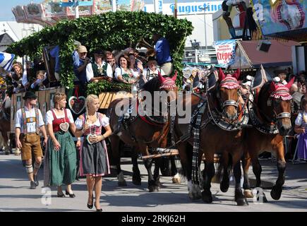 Bildnummer: 56011319  Datum: 17.09.2011  Copyright: imago/Xinhua (110917) -- MUNICH, Sept. 17, 2011 (Xinhua) -- Revellers take part in a parade during the Oktoberfest beer festival in Munich, southern Germany, on Sept. 17, 2011. The 178th edition of the world s biggest beer festival which expected to attract around six million visitors started Saturday and would run until October 3. (Xinhua/Ma Ning) (zf) GERMANY-MUNICH-OKTOBERFEST PUBLICATIONxNOTxINxCHN Geselllschaft Wiesn xda x0x premiumd 2011 quer      56011319 Date 17 09 2011 Copyright Imago XINHUA  Munich Sept 17 2011 XINHUA Revelle Take P Stock Photo