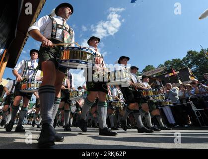 Bildnummer: 56011320  Datum: 17.09.2011  Copyright: imago/Xinhua (110917) -- MUNICH, Sept. 17, 2011 (Xinhua) -- Revellers dressed in traditional bavarian costumes take part in a parade during the Oktoberfest beer festival in Munich, southern Germany, on Sept. 17, 2011. The 178th edition of the world s biggest beer festival which expected to attract around six million visitors started Saturday and would run until October 3. (Xinhua/Ma Ning) (zf) GERMANY-MUNICH-OKTOBERFEST PUBLICATIONxNOTxINxCHN Geselllschaft Wiesn xda x0x premiumd 2011 quer      56011320 Date 17 09 2011 Copyright Imago XINHUA Stock Photo