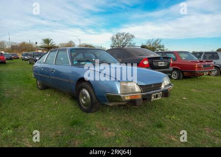 Alte blaue Executive Citroen CX-Limousine mit vier Türen und Schnellverschluss, die auf dem Rasen geparkt ist. Oldtimer-Show Stockfoto