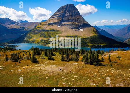 Blick auf den Bearhat Mountain oberhalb des Hidden Lake am Logan Pass im Glacier National Park in den USA Stockfoto