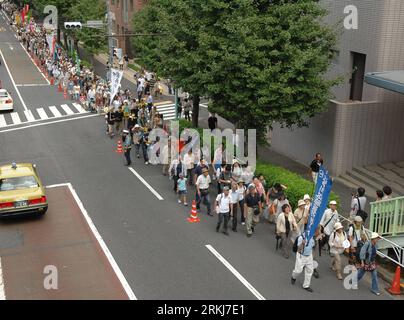 Bildnummer: 56030374 Datum: 19.09.2011 Copyright: imago/Xinhua (110919) -- TOKIO, 19. September 2011 (Xinhua) -- Demonstranten marschieren auf der Straße während eines Anti-Atomprotests in Tokio, der Hauptstadt Japans, 19. September 2011. Am Montag haben mehr als 50 000 Menschen in Tokio protestiert und die Regierung aufgefordert, alle Kernkraftwerke zu schließen. (Xinhua/Kenichiro Seki) (zkr) JAPAN-ANTI-ATOMKRAFT-PROTEST PUBLICATIONxNOTxINxCHN Gesellschaft Politik Demo Protest Antiatomkraft Atomkraftgegner Atomkraft Gegner x0x xst 2011 quer 56030374 Datum 19 09 2011 Copyright Imago XINHUA Tokyo 19. September 2011 XINH Stockfoto