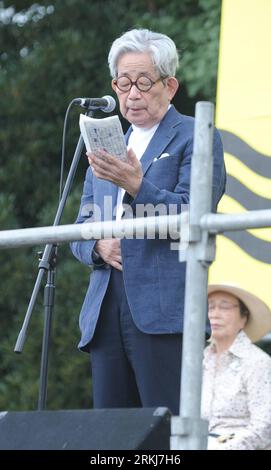 Bildnummer: 56030432  Datum: 19.09.2011  Copyright: imago/Xinhua (110919) -- TOKYO, Sept. 19, 2011 (Xinhua) -- Kenzaburo Oe, the winner of Nobel Prize in Literature, gives a speech during an anti-nuclear protest in Tokyo, capital of Japan, Sept. 19, 2011. On Monday, more than 50 thousand held a protest in Tokyo, requesting the government to close all nuclear power stations. (Xinhua/Kenichiro Seki) (zkr) JAPAN-ANTI NUCLEAR POWER-PROTEST PUBLICATIONxNOTxINxCHN People Kultur Literatur Protest Demo Politik x0x xst 2011 hoch      56030432 Date 19 09 2011 Copyright Imago XINHUA  Tokyo Sept 19 2011 X Stock Photo