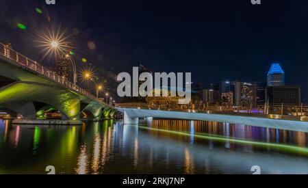 Singapur: 04. Juni 2023 - Esplanade-Brücke und Esplanade-Theater an der Bucht. Singapur Stockfoto