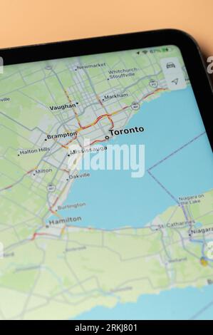 New York, USA - 24. August 2023: Autoverkehr in Toronto in der google Maps-App auf dem Tablet-Bildschirm Nahansicht Stockfoto