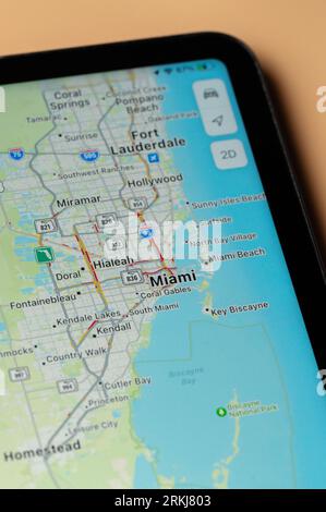 New York, USA - 24. August 2023: Autoverkehr in Miami in der google Maps-App auf dem Tablet-Bildschirm Nahansicht Stockfoto