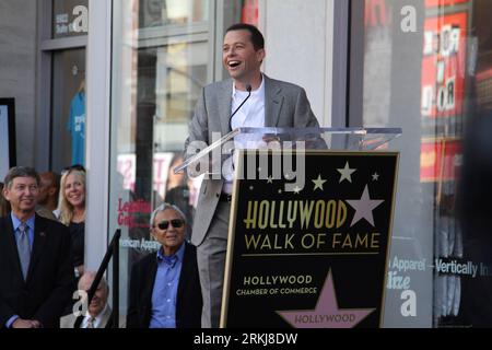 Bildnummer: 56039607 Datum: 19.09.2011 Copyright: imago/Xinhua (110920) -- LOS ANGELES, 20. September 2011 (Xinhua) -- Schauspieler Jon Cryer spricht die Medien während der Zeremonie an, in der er mit einem Stern auf dem Hollywood Walk of Fame in Los Angeles, USA, am 19. September 2011 geehrt wird. Cryer, einer der Stars der Fernsehsendung, wurde mit dem 2.449. Stern auf dem berühmten Hollywood Walk geehrt. (Xinhua/Xue Xianjian) (qs) US-LOS ANGELES-HOLLYWOOD-WALK OF FAME-STAR PUBLICATIONxNOTxINxCHN People Entertainment Film TV Auszeichnung Stern Premiere xbs x2x 2011 quer 56039607 Datum 19 09 2011 Copyright Stockfoto