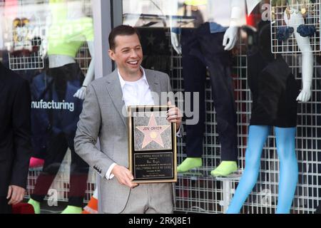 Bildnummer: 56039609  Datum: 19.09.2011  Copyright: imago/Xinhua (110920) -- LOS ANGELES, Sept. 20, 2011 (Xinhua) -- Actor Jon Cryer poses for photo during the ceremony honoring him with a star on the Hollywood Walk of Fame in Los Angeles, the United States, September 19, 2011. Cryer, one of the stars of the television show was honored with the 2,449th star on the famous Hollywood walk. (Xinhua/Xue Xianjian) (qs) US-LOS ANGELES-HOLLYWOOD-WALK OF FAME-STAR PUBLICATIONxNOTxINxCHN People Entertainment Film TV Auszeichnung Stern premiumd xbs x2x 2011 quer o0 Objekte Trophäe     56039609 Date 19 09 Stock Photo
