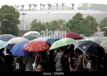 Bildnummer: 56039592  Datum: 20.09.2011  Copyright: imago/Xinhua (110920) -- SHANGHAI, Sept. 20, 2011 (Xinhua) -- Visitors queued up for the test run of the Saudi Arabia Pavilion in the Expo Park in Shanghai, east China, Sept. 20, 2011. The Saudi Arabia Pavilion, as one of the most popular pavilions during the Shanghai World Expo held from May 1 to October 31 last year, will reopen to the public on Sept. 28, 2011. Donated as a gift from Saudi Arabia to the city of Shanghai, Saudi Arabia Pavilion is the first foreign pavilion to reopen to visitors. A total of 14,000 tickets of the opening day w Stock Photo