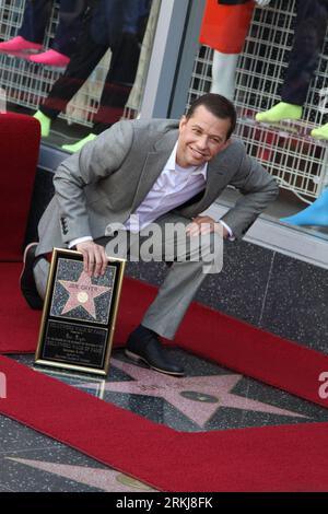 Bildnummer: 56039608 Datum: 19.09.2011 Copyright: imago/Xinhua (110920) -- LOS ANGELES, 20. September 2011 (Xinhua) -- Schauspieler Jon Cryer posiert für ein Foto während der Zeremonie zu Ehren von ihm mit einem Stern auf dem Hollywood Walk of Fame in Los Angeles, USA, 19. September 2011. Cryer, einer der Stars der Fernsehsendung, wurde mit dem 2.449. Stern auf dem berühmten Hollywood Walk geehrt. (Xinhua/Xue Xianjian) (qs) US-LOS ANGELES-HOLLYWOOD-WALK OF FAME-STAR PUBLICATIONxNOTxINxCHN People Entertainment Film TV Auszeichnung Stern Premiere xbs x2x 2011 hoch o0 Objekte Trophäe 56039608 Datum 19 09 Stockfoto