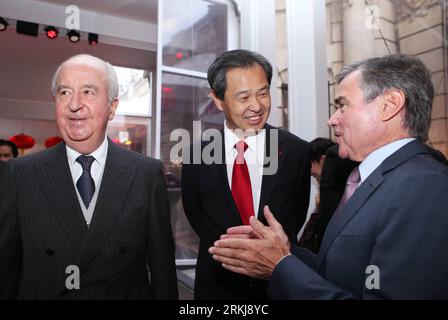 Bildnummer: 56048947 Datum: 20.09.2011 Copyright: imago/Xinhua (110920) -- PARIS, 20. September 2011 (Xinhua) -- der ehemalige französische Premierminister Edouard Balladur, der chinesische Botschafter in Frankreich Kong Quan und der Präsident der französischen Nationalversammlung Bernard Accoyer (L-R) nahmen am Empfang des Chinesischen Nationalfeiertags in Paris am 20. September 2011 Teil. Die Feier findet zum 62. Jahrestag der Gründung der Volksrepublik China statt. (Xinhua/Gao Jing) FRANKREICH-PARIS-CHINESISCHE BOTSCHAFT-NATIONALER TAGESEMPFANG PUBLICATIONxNOTxINxCHN People Politik xjh x0x Premiere 2011 quer 56048947 Datum Stockfoto