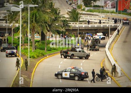 Bildnummer: 56053614  Datum: 21.09.2011  Copyright: imago/Xinhua (110921) -- BOCA DEL RIO, Sept. 21, 2011 (Xinhua) -- Policemen and Mexican Army soldiers guard the 35 bodies in Boca del Rio, Veracruz, Mexico, on Sept. 20, 2011. The bodies were found in two abandoned trucks on a highway in Veracruz on Tuesday. (Xinhua/Str) BEST QUALITY AVAILABLE MEXICO-BOCA DEL RIO-VIOLENCE PUBLICATIONxNOTxINxCHN Gesellschaft Kriminalität Leichenfund Fund Opfer Vermisste Entführte Tod xjh x0x premiumd 2011 quer      56053614 Date 21 09 2011 Copyright Imago XINHUA  Boca Del Rio Sept 21 2011 XINHUA Policemen and Stock Photo