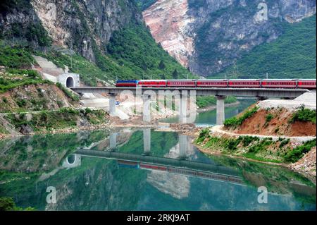Bildnummer: 56056716  Datum: 08.05.2009  Copyright: imago/Xinhua (110921) -- BEIJING, Sept. 21, 2011 (Xinhua) -- File photo taken on May 8, 2009 shows a passenger train passes through 109 tunnel of the Baoji-Chengdu Railway in northwest China s Shaanxi Province. PUBLICATIONxNOTxINxCHN Gesellschaft Bahn Verkehr x2x xst 2009 quer Highlight o0 Brücke     56056716 Date 08 05 2009 Copyright Imago XINHUA  Beijing Sept 21 2011 XINHUA File Photo Taken ON May 8 2009 Shows a Passenger Train Pass Through 109 Tunnel of The Baoji Chengdu Railway in Northwest China S Shaanxi Province PUBLICATIONxNOTxINxCHN Stockfoto