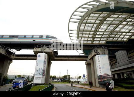 Bildnummer: 56056697  Datum: 26.04.2006  Copyright: imago/Xinhua (110921) -- BEIJING, Sept. 21, 2011 (Xinhua) -- File photo taken on April 26, 2006 shows a maglev train enters the Longyang Station of east China s Shanghai Municipality.  PUBLICATIONxNOTxINxCHN  Gesellschaft Bahn Verkehr x2x xst 2006 quer o0 Magnetschwebebahn Transrapid     56056697 Date 26 04 2006 Copyright Imago XINHUA  Beijing Sept 21 2011 XINHUA File Photo Taken ON April 26 2006 Shows a MAGLEV Train enters The Long Yang Station of East China S Shanghai Municipality PUBLICATIONxNOTxINxCHN Society Railway Traffic x2x  2006 hor Stock Photo