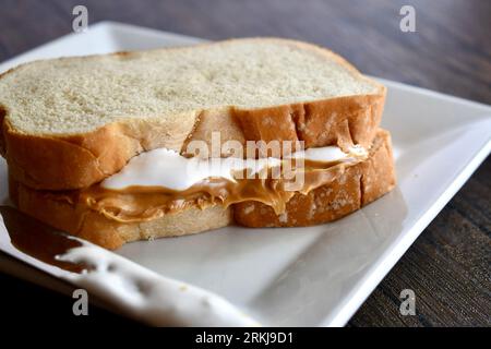 Ein Fluffernutter-Sandwich mit Erdnussbutter und Marshmallow-Creme auf einem weißen Teller Stockfoto