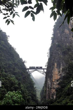 Bildnummer: 56056718  Datum: 01.06.2009  Copyright: imago/Xinhua (110921) -- BEIJING, Sept. 21, 2011 (Xinhua) -- File photo taken on Jun. 1, 2009 shows a trainset passes through the railway bridge over the Sicha River of the Yunnan-Vietnam Railway in Pingbian Miao Autonomous County of southwest China s Yunnan Province.  PUBLICATIONxNOTxINxCHN Gesellschaft Bahn Verkehr x2x xst 2009 hoch Highlight o0 Brücke     56056718 Date 01 06 2009 Copyright Imago XINHUA  Beijing Sept 21 2011 XINHUA File Photo Taken ON jun 1 2009 Shows a  Pass Through The Railway Bridge Over The  River of The Yunnan Vietnam Stockfoto