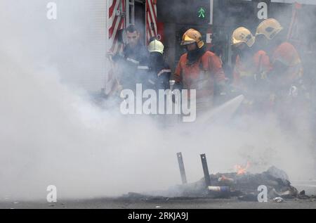 Bildnummer: 56069060  Datum: 22.09.2011  Copyright: imago/Xinhua (110922) -- BRUSSELS, SEPTEMBER 22, 2011 (Xinhua) --Firefighters extinguish burning trash during a garbage collectors demonstration in Brussels, capital of Belgium on Sept. 22, 2011. Hundreds of garbage collectors protested in downtown Brussels against local authority¯s job cut decision Thursday. (Xinhua/Wu Wei) BELGIUM-GARBAGE COLLECTOR-PROTEST PUBLICATIONxNOTxINxCHN Gesellschaft Politik Demo Protest Müll Müllfahrer x0x xst 2011 quer      56069060 Date 22 09 2011 Copyright Imago XINHUA  Brussels September 22 2011 XINHUA Firefigh Stock Photo