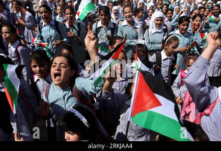 Bildnummer: 56069059 Datum: 22.09.2011 Copyright: imago/Xinhua (110922) -- NABLUS, 22. September 2011 (Xinhua) -- palästinensische Schulmädchen wehen während einer Kundgebung zur Unterstützung des palästinensischen Strebens nach Mitgliedschaft in den Vereinten Nationen in der Westjordanland-Stadt Nablus am 22. September 2011 nationale Flaggen. (Xinhua/Ayman Nobani) (lr) MIDEAST-NABLUS-PALESTINE-UN-MITGLIEDSUNTERSTÜTZUNG PUBLICATIONxNOTxINxCHN Gesellschaft Politik Demo Protest Anerkennung Palästina Westjordanland x0x xst Premiere 2011 quer 56069059 Datum 22 09 2011 Copyright Imago XINHUA Nablus 22. September 2011 XINHUA PALÄSTINENSISCHER Schoo Stockfoto