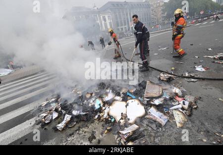 Bildnummer: 56069064  Datum: 22.09.2011  Copyright: imago/Xinhua (110922) -- BRUSSELS, SEPTEMBER 22, 2011 (Xinhua) --Firefighters extinguish burning trash during a garbage collectors demonstration in Brussels, capital of Belgium on Sept. 22, 2011. Hundreds of garbage collectors protested in downtown Brussels against local authority¯s job cut decision Thursday. (Xinhua/Wu Wei) BELGIUM-GARBAGE COLLECTOR-PROTEST PUBLICATIONxNOTxINxCHN Gesellschaft Politik Demo Protest Müll Müllfahrer x0x xst 2011 quer      56069064 Date 22 09 2011 Copyright Imago XINHUA  Brussels September 22 2011 XINHUA Firefigh Stock Photo