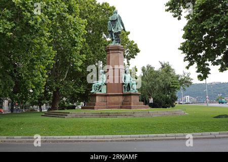 Budapest, Ungarn - 13. Juli 2015: Bronzestatue des Grafen Istvan Szechenyi berühmtes ungarisches Wahrzeichen am Platz im Zentrum der Hauptstadt. Stockfoto