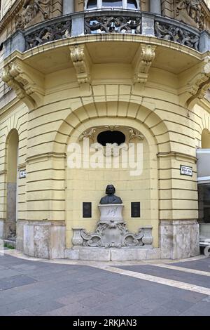 Budapest, Ungarn - 13. Juli 2015: Büste des berühmten Komponisten Franz Liszt an der Ecke der Straßen Zrinyi und Nador in der Hauptstadt. Stockfoto