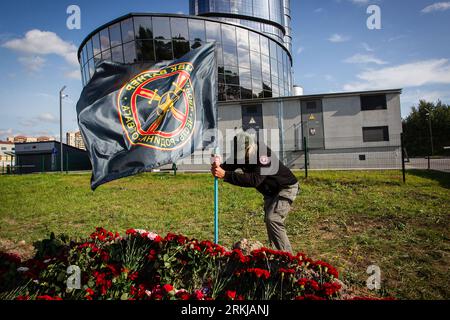 Ein Mitglied der Wagner-Gruppe stellt eine Flagge mit dem Symbol der PMC Wagner-Gruppe auf einer spontanen Gedenkstätte zum Gedenken an Jewgeni Prigozhin in der Nähe des PMC Wagner Center in St. Petersburg auf. Am Mittwoch, den 23. August, bestätigte die Federal Air Transport Agency in einer Erklärung den Tod von 10 Personen, die an Bord eines Geschäftsflugzeugs waren, das dem Geschäftsmann und Gründer von Wagner PMC Yevgeny Prigozhin gehörte, der in der Region Tver, Russland, abgestürzt war. Die Federal Air Transport Agency bestätigte auch, dass Jewgeni Prigozhin auf der Liste der 10 Personen an Bord stand, darunter 3 Besatzungsmitglieder. Auch auf dieser Liste steht was Stockfoto