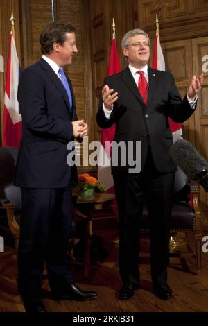 Bildnummer: 56078653 Datum: 22.09.2011 Copyright: imago/Xinhua (110923) -- OTTAWA, 23. September 2011 (Xinhua) -- Kanadas Premierminister Stephen Harper (R) spricht, während der britische Premierminister David Cameron am 22. September 2011 auf dem Parliament Hill in Ottawa, Ontario, Kanada, beobachtet. (Xinhua/Christopher Pike)(wn) CANADA-BRITAIN-CAMERON-VISIT PUBLICATIONxNOTxINxCHN People Politik Premiere xbs x0x 2011 hoch 56078653 Datum 22 09 2011 Copyright Imago XINHUA Ottawa 23. September 2011 XINHUA Canada S Premierminister Stephen Harper r spricht als britischer Premierminister David Cameron Watches ÜBER Parliament Hil Stockfoto