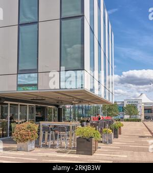 Die Qube Bar und das Restaurant im Cube-Gebäude in Corby, England. Stockfoto