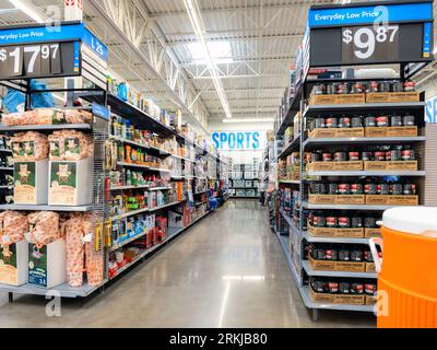 New Hartford, New York - 6. August 2023: Nahaufnahme der Sportabteilung des Walmart Super Center. Stockfoto