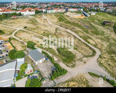 23. August 2023, Sachsen, Leipzig: Blick auf das rund 25 ha große Gelände des ehemaligen Eutritzschen Freiladebahnhofs in unmittelbarer Nähe der Leipziger Innenstadt. Für das Ödland ist ein neues Viertel mit rund 2.400 geplanten Wohneinheiten, über 100.000 Quadratmetern Gewerbefläche und einem attraktiven öffentlichen Park geplant. Zusätzlich soll ein Schulcampus mit einer Gemeinschaftsschule, zwei Kindertagesstätten mit insgesamt 330 Plätzen und kultursozialen Einrichtungen errichtet werden. Als „Schwammstadt“ hält die Gegend das gesamte Regenwasser in der Nachbarschaft wie ein Schwamm und Stockfoto