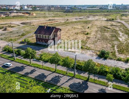 23. August 2023, Sachsen, Leipzig: Blick auf das rund 25 ha große Gelände des ehemaligen Eutritzschen Freiladebahnhofs in unmittelbarer Nähe der Leipziger Innenstadt. Für das Ödland ist ein neues Viertel mit rund 2.400 geplanten Wohneinheiten, über 100.000 Quadratmetern Gewerbefläche und einem attraktiven öffentlichen Park geplant. Zusätzlich soll ein Schulcampus mit einer Gemeinschaftsschule, zwei Kindertagesstätten mit insgesamt 330 Plätzen und kultursozialen Einrichtungen errichtet werden. Als „Schwammstadt“ hält die Gegend das gesamte Regenwasser in der Nachbarschaft wie ein Schwamm und Stockfoto